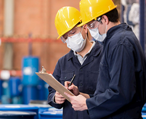 Using Eyewashes and Emergency Showers (Dutch)